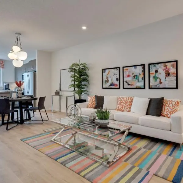 Spacious Modern Home With King Bed & Office, hotel in Calgary