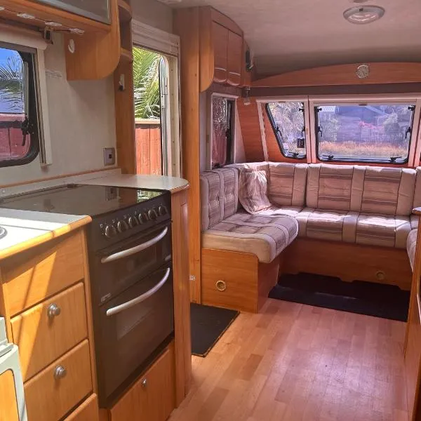 Kiwi Caravan Experience, hotel in Motueka