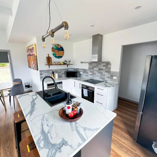 Luxury Holiday Unit 8min walk to Town Center with Boat Parking, hôtel à Mallacoota