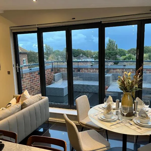 Stunning Luxury 3 Bed Penthouse Sleeps 2 to 6, ξενοδοχείο σε Hythe