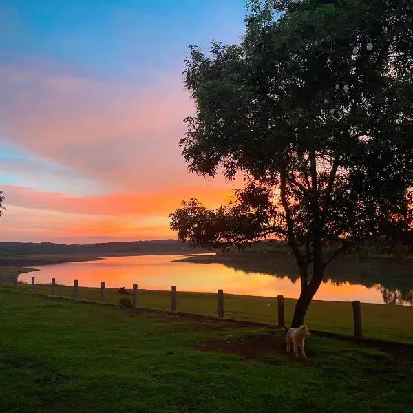 Nhà Yên 's 2 Bedrooms Lake Resort Hotel Homestay、プレイクのホテル