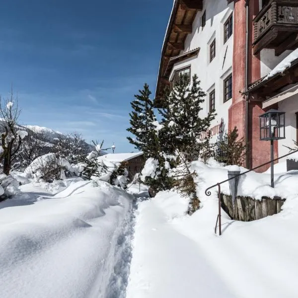 Strasserwirt - Ansitz zu Tirol, hotel en Strassen
