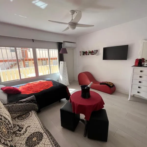 Estudio ROMÁNTICO La Carihuela, отель в городе Торремолинос