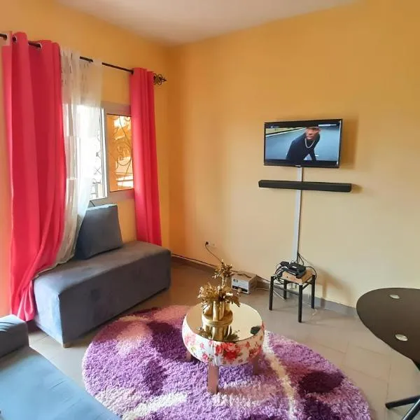 LNIMMO - DEPOU - Studio meublé Ahmadou Ekie climatisé et avec internet illimité avec forage, hôtel à Yaoundé
