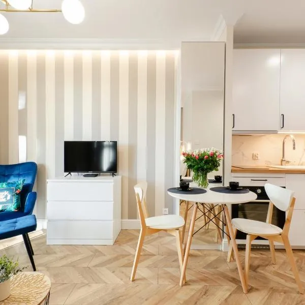 SKY Home- Blue Apartament -Manufaktura, Bezpłatny Parking, Klima, Dostęp na KOD, hotel in Łódź