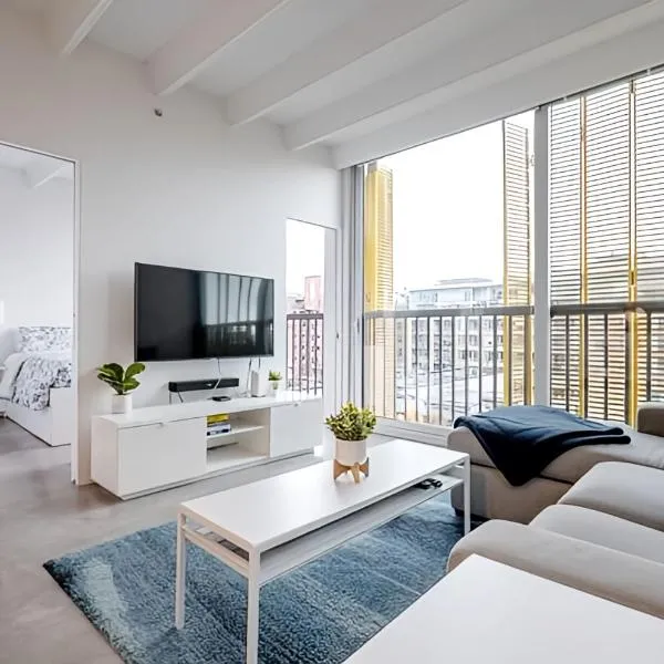 Modern, Bright & Central 1-Bed Downtown Apt close to Rogers Arena, hotel u Vancouveru