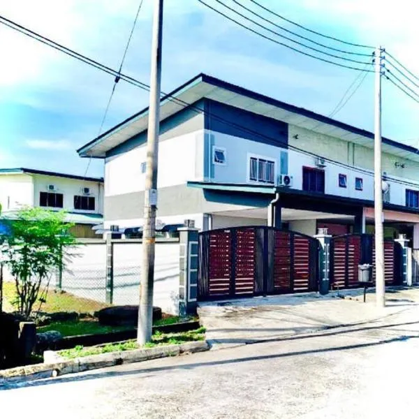 Corner Lot Terrace House Taman Bahagia Batu 7 (2Min to Airport), hôtel à Sandakan