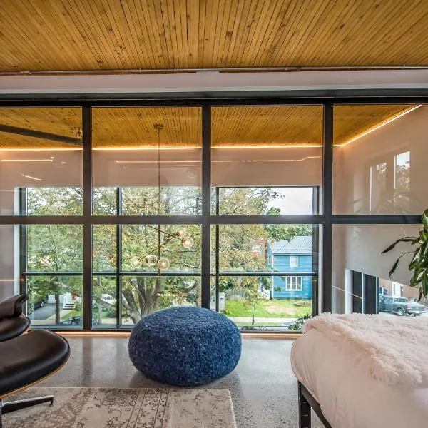 Cozy BNB - Halifax Rooftop - The Sunrise Room，位于哈利法克斯的酒店