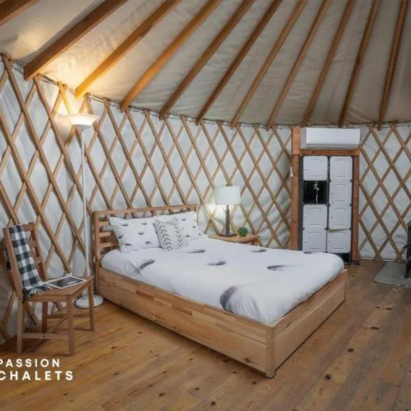 La Lumineuse des yourtes du petit ruisseau, hotel in Mandeville