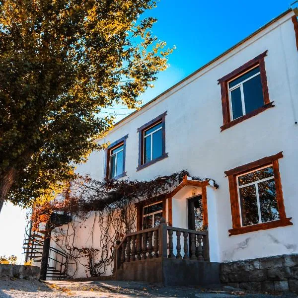 Oazis, Hotel in Noratus