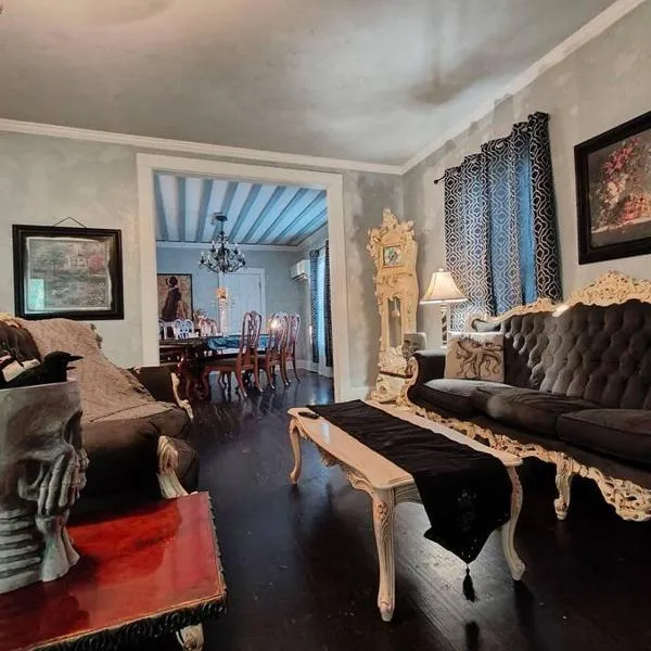 The vampire's den, downtown big house, pets ok, hotel v destinaci Fort Smith