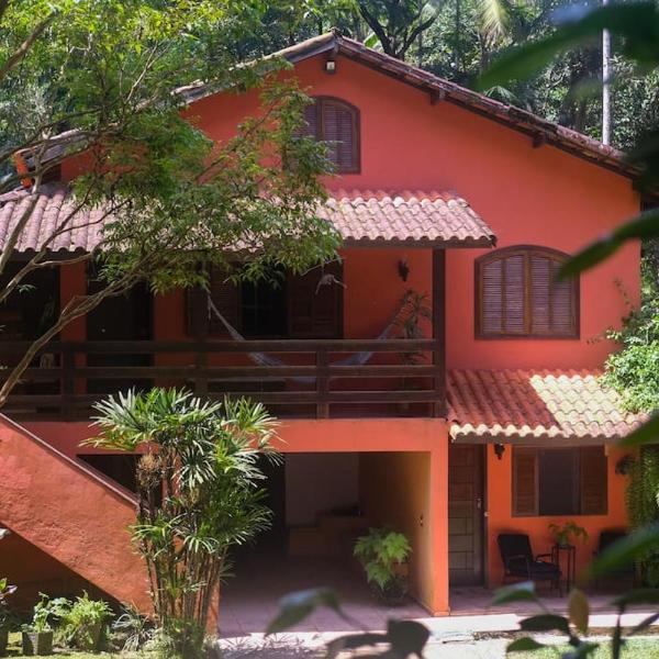 Casa em penedo com cachoeira