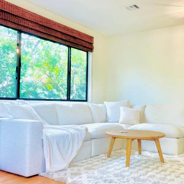 2 BR 2 BA - Eco House and Garden Vacation Retreat and Remote Workspace for Families, Couples and Solo Travelers in Coveted Culver，位于卡尔弗城的酒店
