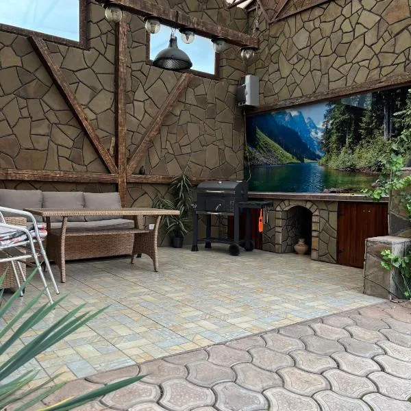 Будинок повністю з вже ввімкненим опаленням і теплою підлогою на центральному проспекті,з вуличною зоною відпочинку з великим сучасним грилем, два санвузли, три великих Смарт TV, преміум підписки, ЗВІТНІ ДОКУМЕНТИ, hotel v destinaci Kryvyj Rih