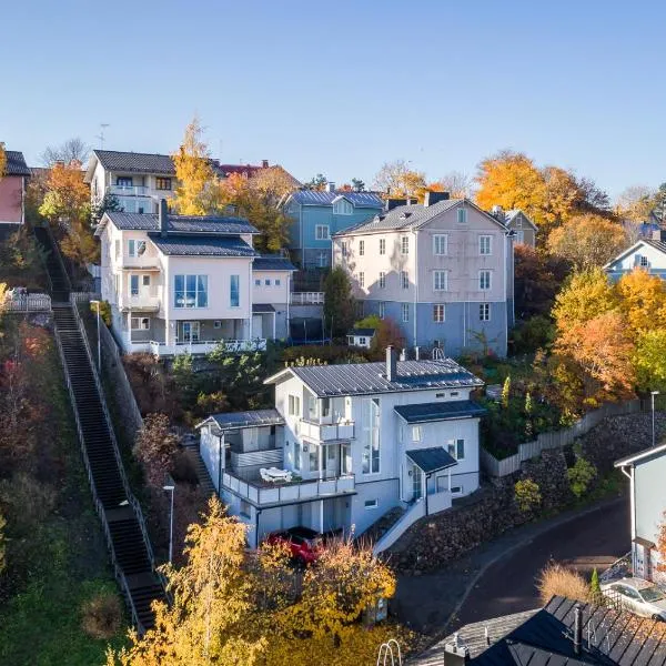 Villa Rajaportti Loft with lake view and free front door parking&electric car plugs, Hotel in Tampere