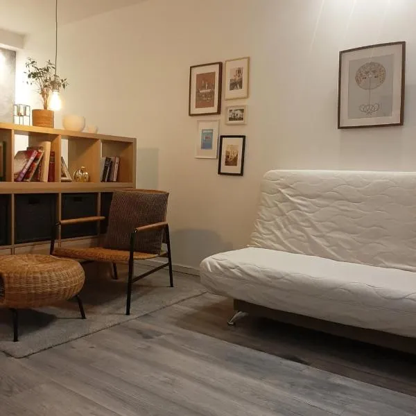 New! Cozy Apartment with Free guarded parking, hotel in Rīga
