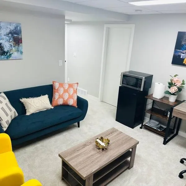 1 Bedroom modern basement suite with private entrance, Hotel in Winnipeg
