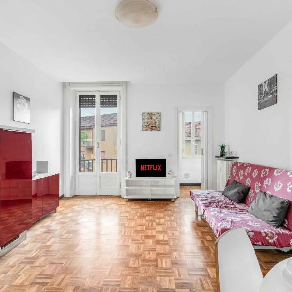 MI8 -10 minutes from the Duomo- Large Apartment, Милан