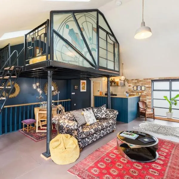 Pittville Loft Apartment - Central Cheltenham Highly Rated with Free Parking, Hotel in Gloucestershire