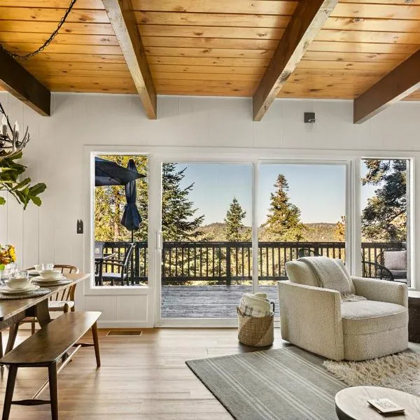 Romantic & Family Friendly Chalet In The Woods, hôtel à Lake Arrowhead