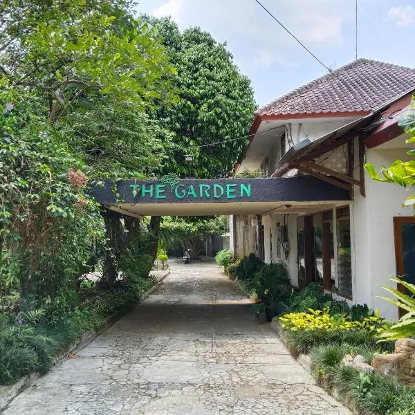 The Garden Family Guest House powered by Cocotel，位于茂物的酒店