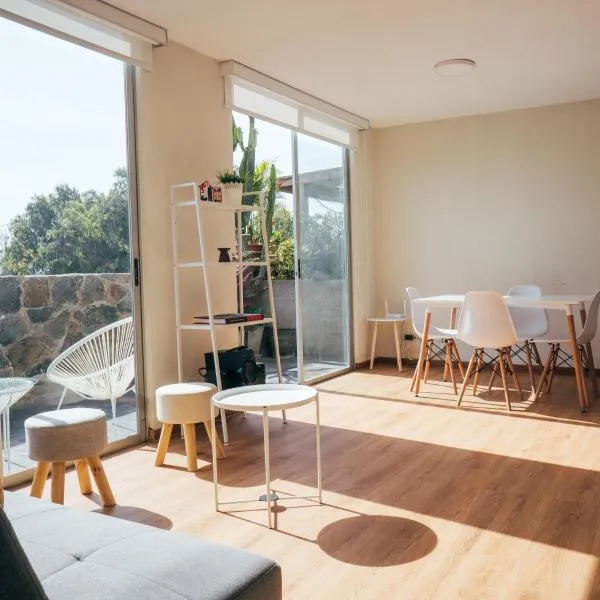 Acogedor departamento con amplia terraza, hotel en Lima