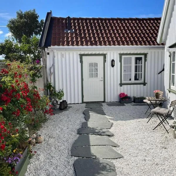 Idyllisk lite anneks med enestående uteplass, ξενοδοχείο σε Λάρβικ