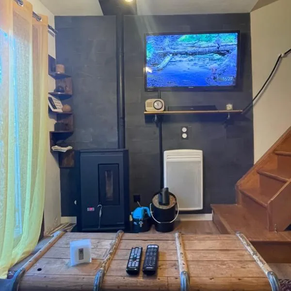 Maison village proche Andorre et stations de ski, hotel v destinaci Porté-Puymorens