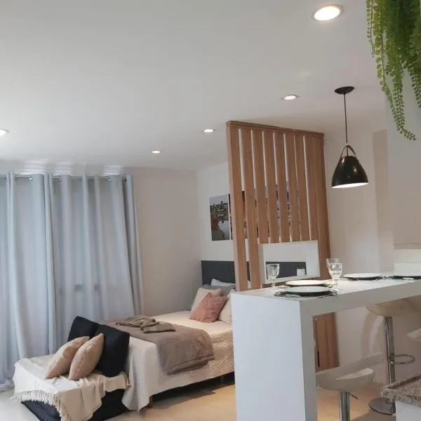 Lindo studio equipado em apartamento clube com academia e conforto no centro de Curitiba - MID Home, hotel in Curitiba