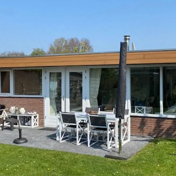Vakantiebungalow in Riviera Maison stijl nabij zee en strand, bos en duin, hôtel à Warmenhuizen