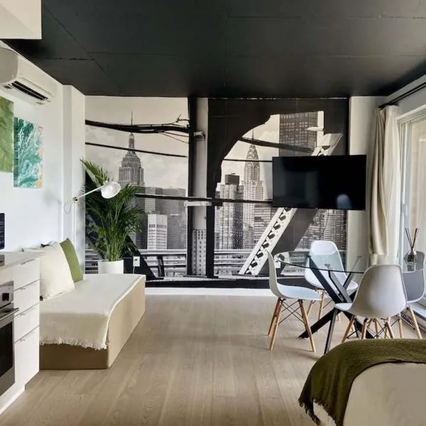 Appartement condo avec terrasse privée dans le Quartier des Spectacles, hotel di Montreal
