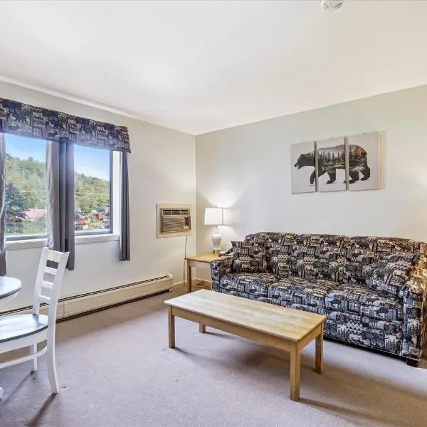 Cedarbrook Deluxe one bedroom suite with outdoor heated pool 11921, khách sạn ở Killington