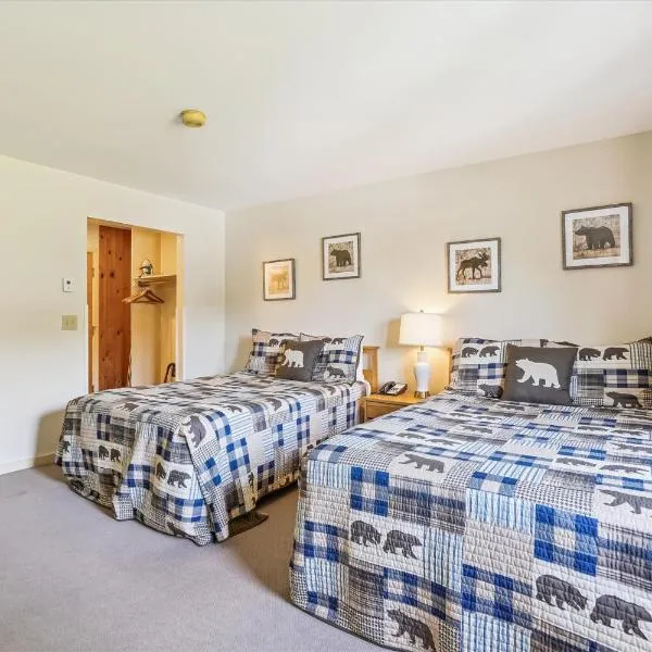 Cedarbrook Two Double bed Hotel Room with outdoor heated pool 216, khách sạn ở Killington