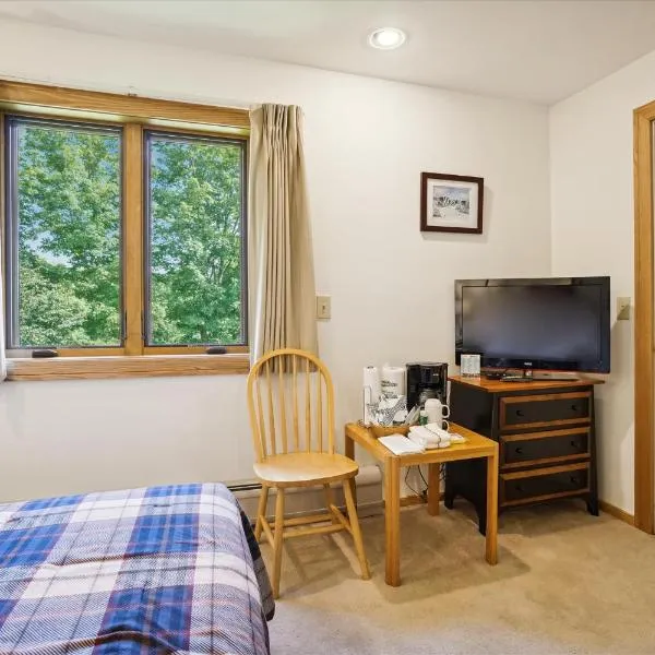 Highridge J5A Comfortable Hotel Room Stay with Access to Pool, Hot Tub & Gym!, hotel in Killington