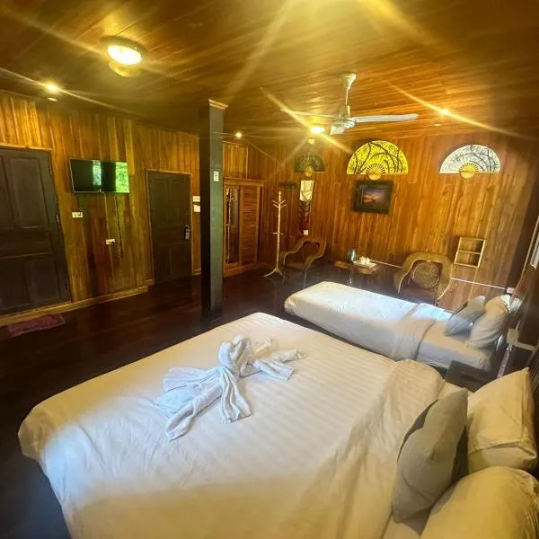 KhounPhet GuusetHous Luangprabang, hotel in Luang Prabang