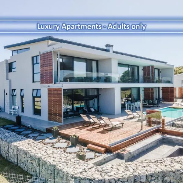 Hilltop Bayview Luxury Apartments, hotel in Plettenberg Bay