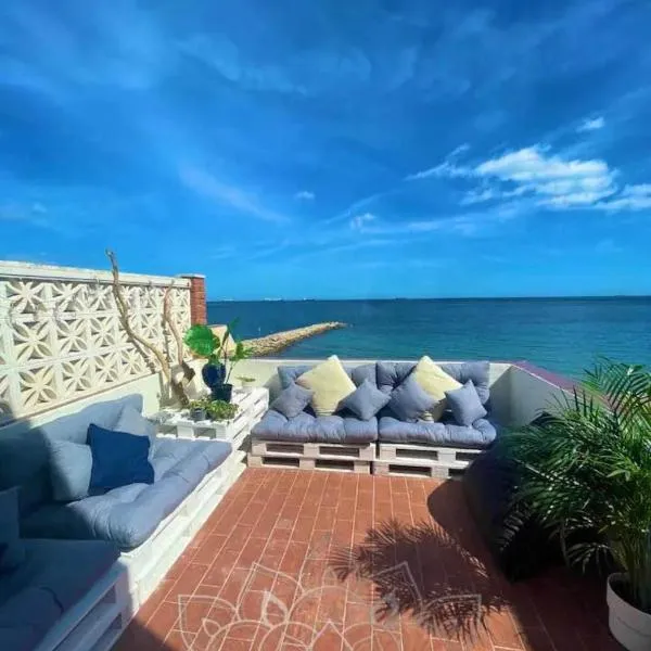 Beach Front Apartment, hotel i Gibraltar