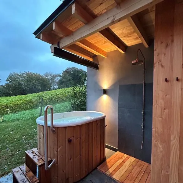 Cabanes avec jacuzzi les pieds dans la vignes，位于Incourt的酒店