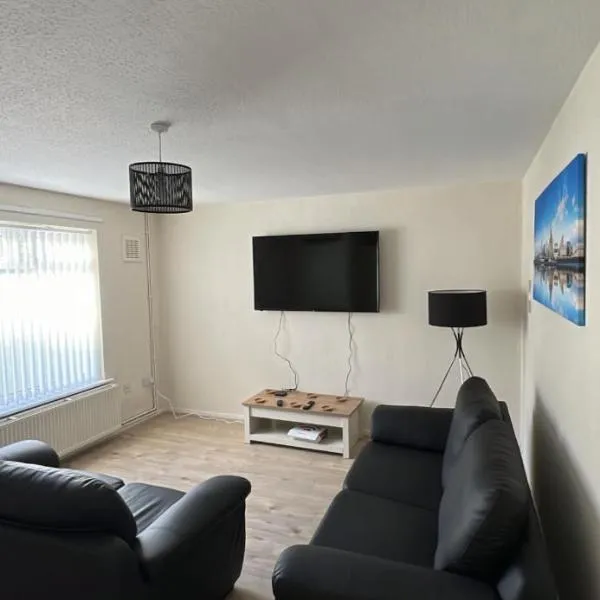 Entire 3 bedrooom holiday home, hotel i Liverpool