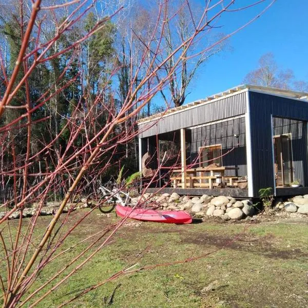 Linda Cabaña pet friendly a orilla rio y bosque, cerca Termas，潘吉普伊的飯店