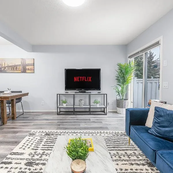 Large Townhome Near Anthony Henday in Ellerslie with Driveway & Visitor Parking, King Bed, 4 Queen Beds, Fully Equipped Kitchen & More!, hotel in Edmonton