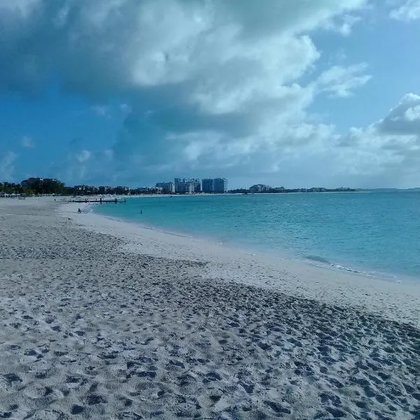 Apartment near Grace Bay Beach, hotel v destinaci Providenciales