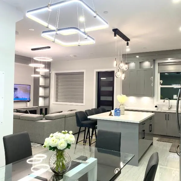 Modern and New house near PNE with Big Garden and Free Parking，位于温哥华的酒店