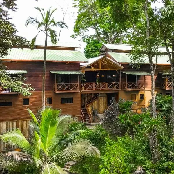 Viesnīca The Lodge at Punta Rica- Hilltop Eco-Lodge with Views & Pool pilsētā Bastimentosa