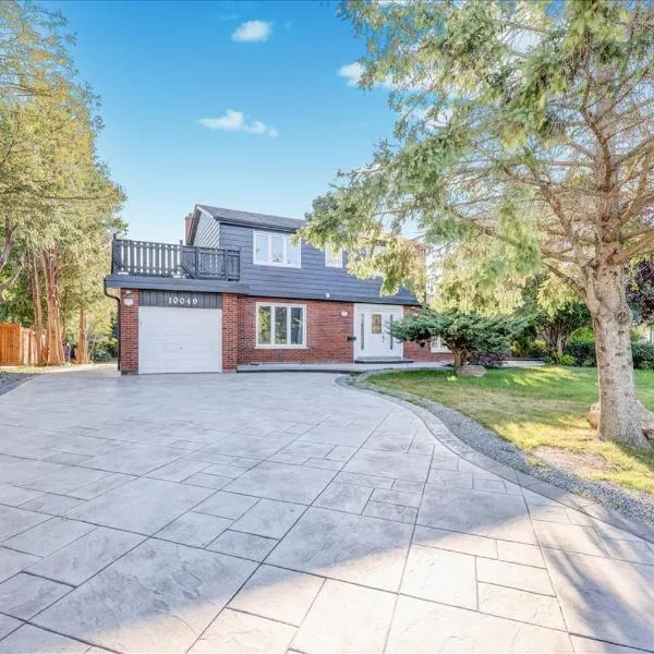 Stunning 7 Br RougeView Home with 2 Kitchens, 5 Bathrooms, Amazing Backyard & 8-Car Parking, hotel in Toronto