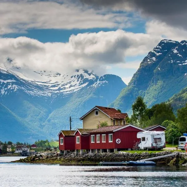 Nesset Fjordcamping, hotel in Olden
