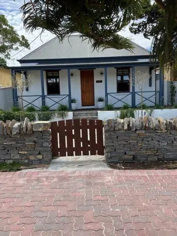 Two roomed private suite in front of cottage, hotel in Grange