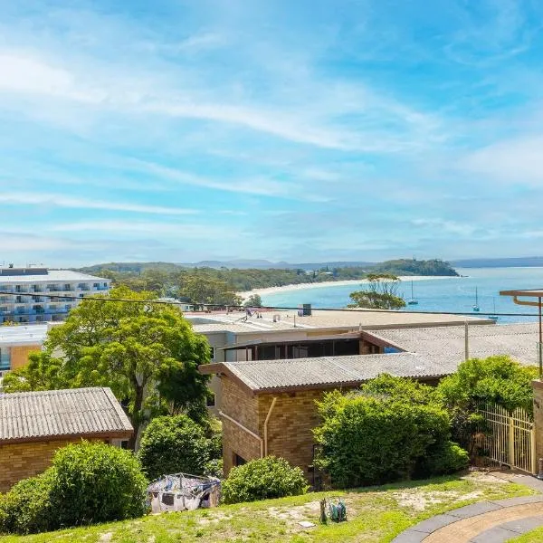 Blue Waters, 2 59 Ronald Ave - water views Linen aircon Wi-Fi, Hotel in Shoal Bay