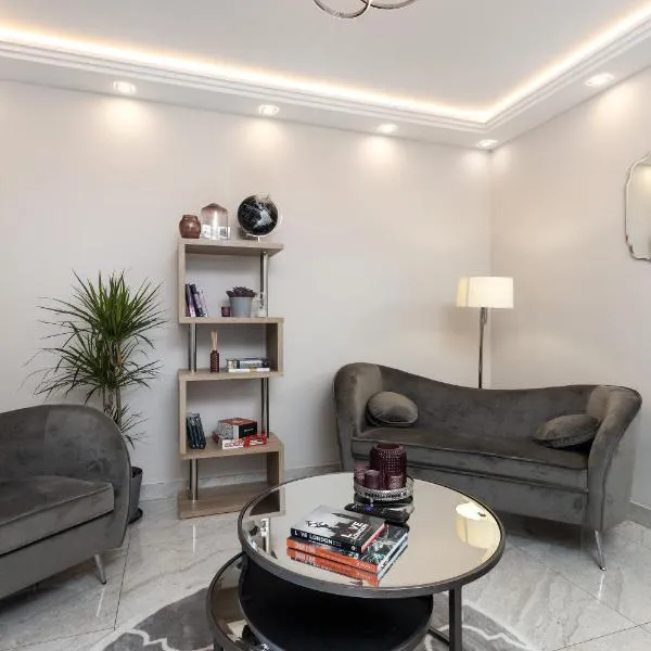 Luxurious 2 King-size bed flat with Patio, hotel in London