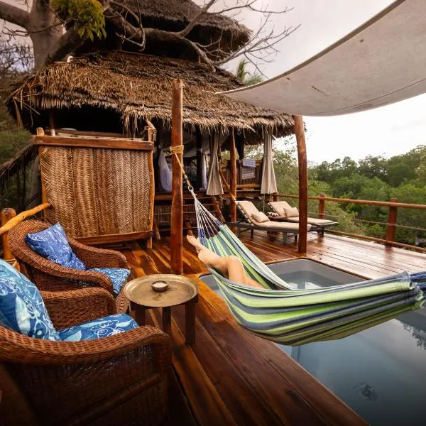 Chole Mjini Treehouses Lodge, hotel in Utende